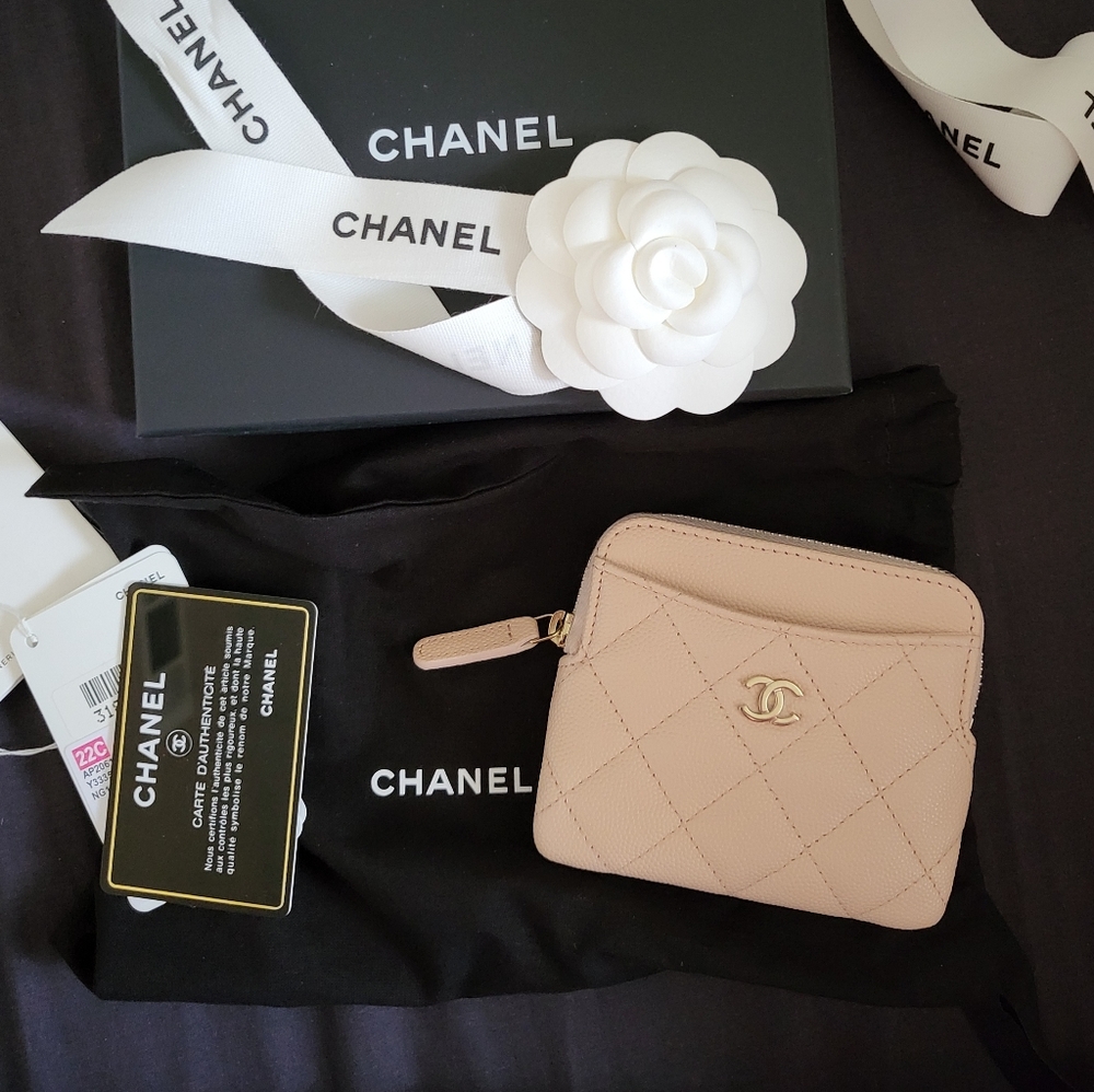brand new 22C authentic Chanel beige zipped card holder wallet in caviar leather